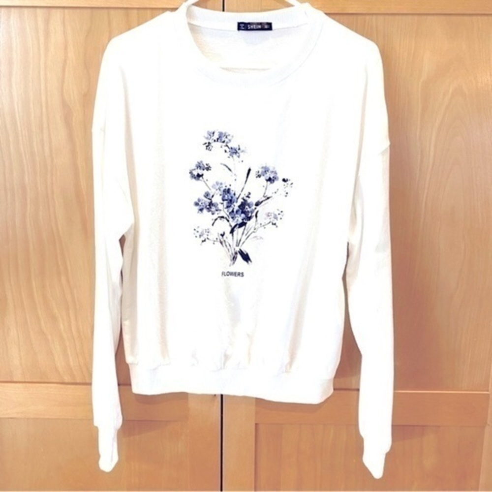 Like New SHEIN floral crewneck sweatshirt ivory & purple size medium